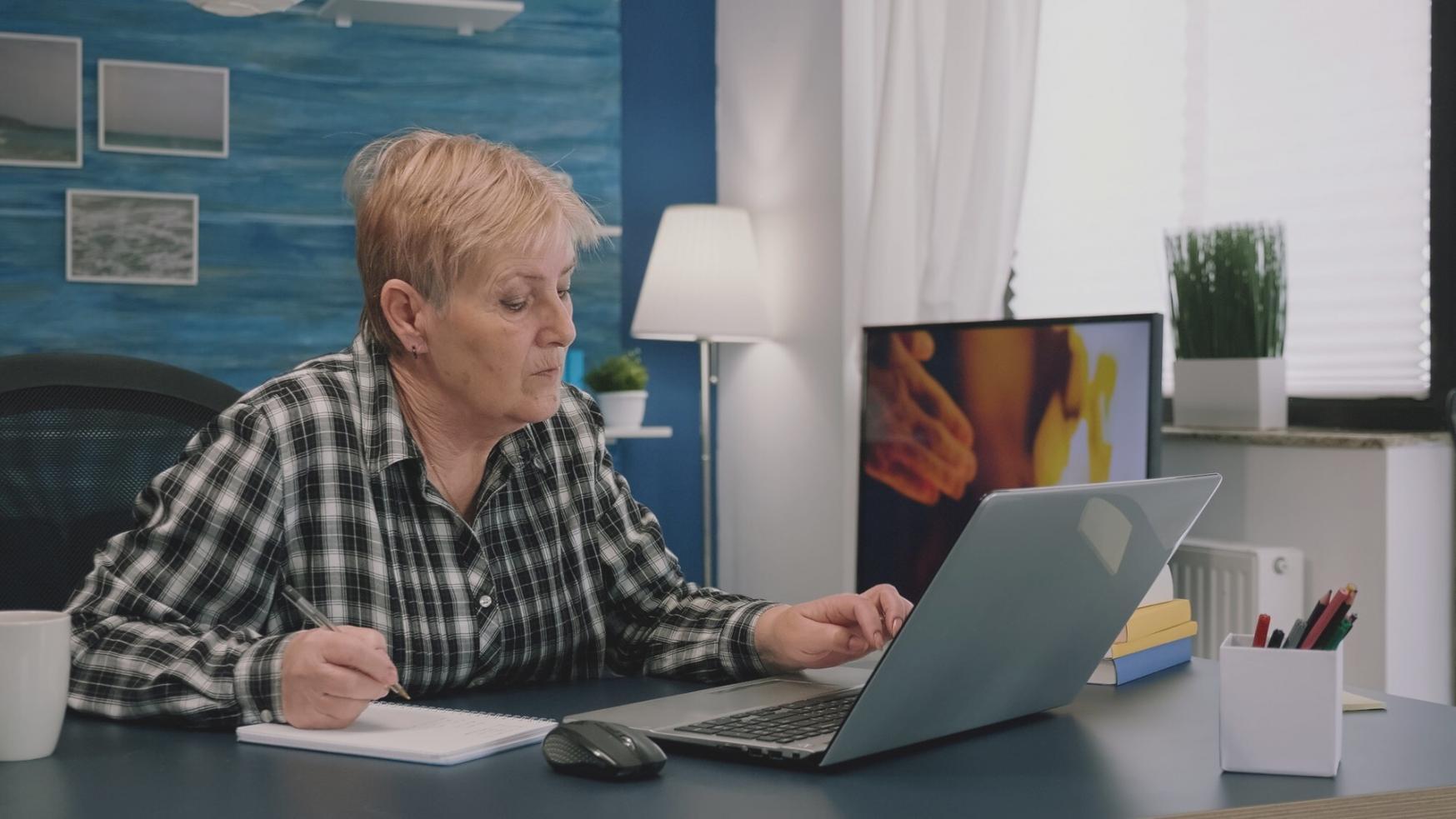 Teilnehmer arbeitet konzentriert an Finanzanalysen